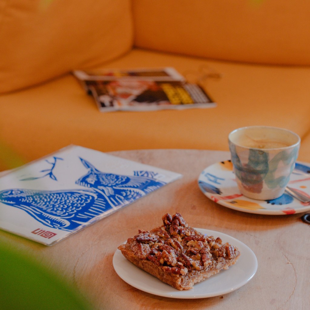Gros plan sur une pâtisserie et un café dans un restaurant de Lorient, par Charles Menguy