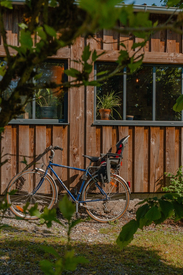Vélo devant une maison, photographie par Charles Menguy
