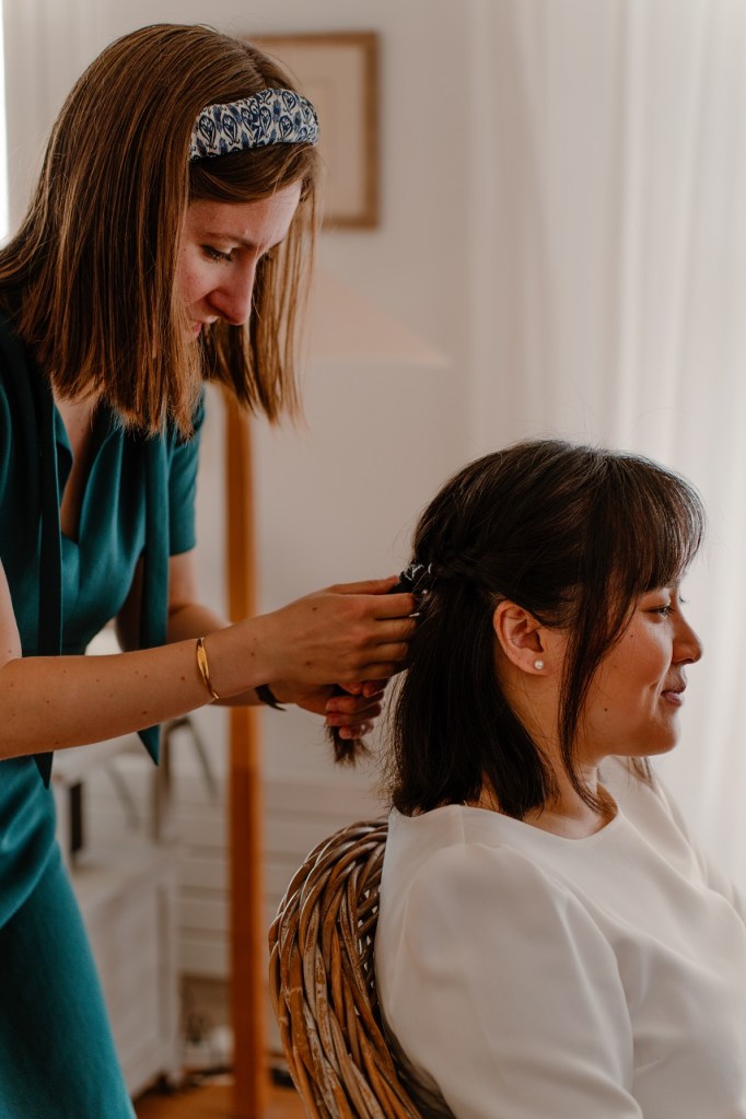La mariée se prépare avec une témoin