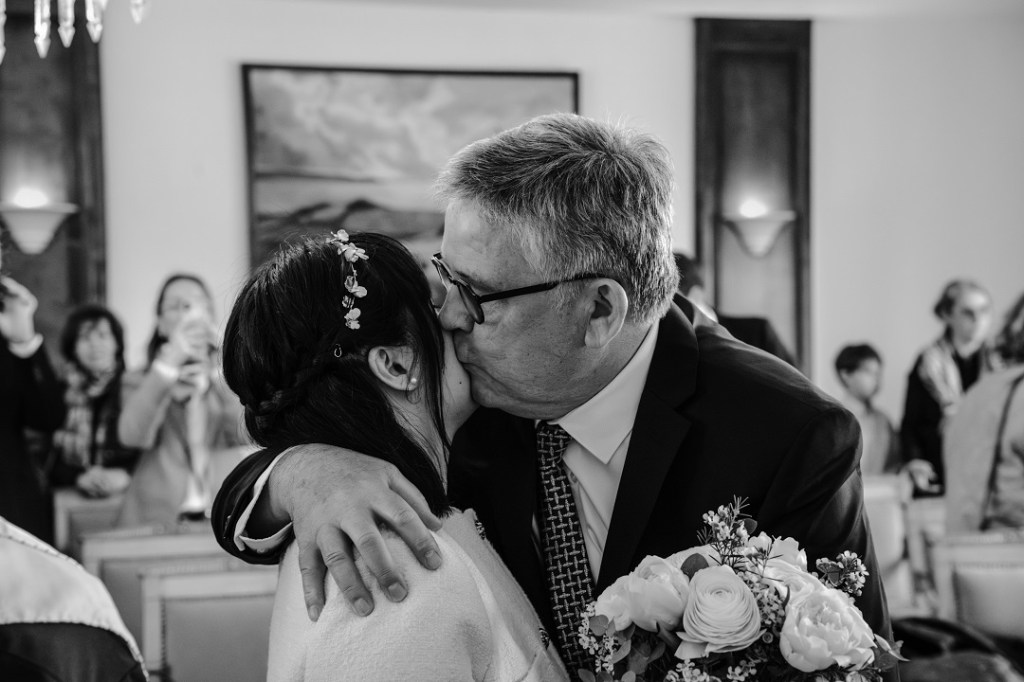 Le père de la mariée embrasse sa fille