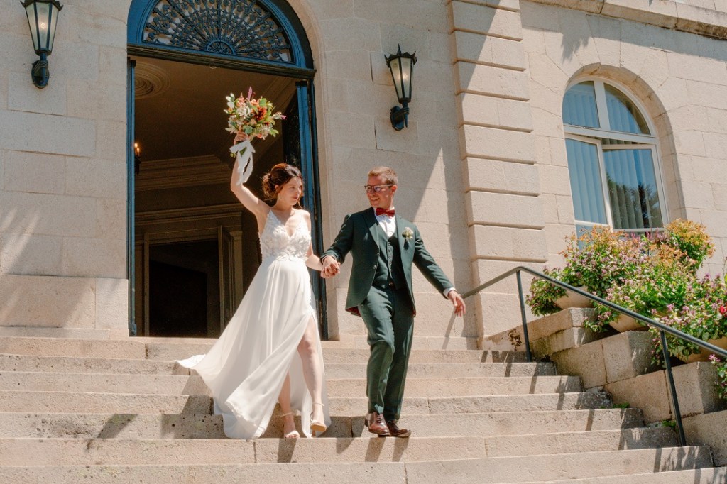 Les mariés sortent de la mairie