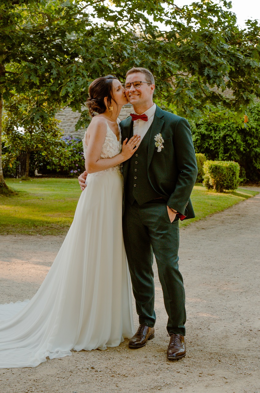 title Un couple de jeunes mariés photographiés lors d'une session couple par le photographe Charles Menguy en Bretagne