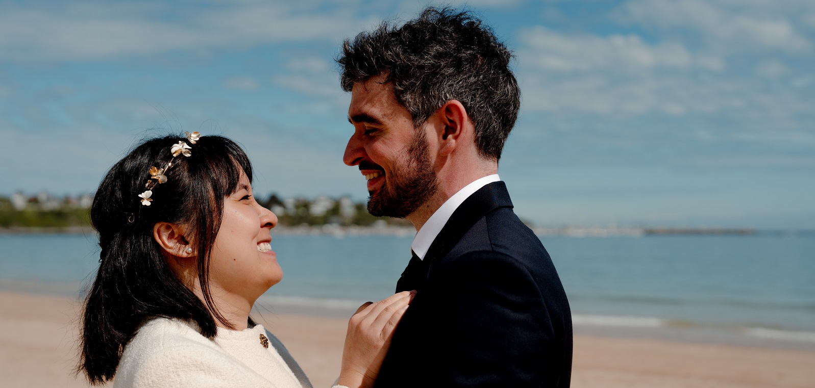 Un couple de jeunes mariés sur la plage, en Bretagne, photographiés par Charles Menguy
